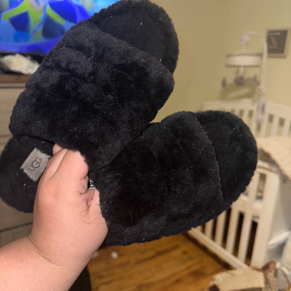 Ugg slippers black